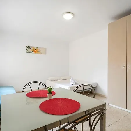 Roger De Lluria Interior