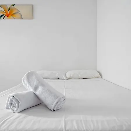 Roger De Lluria Interior
